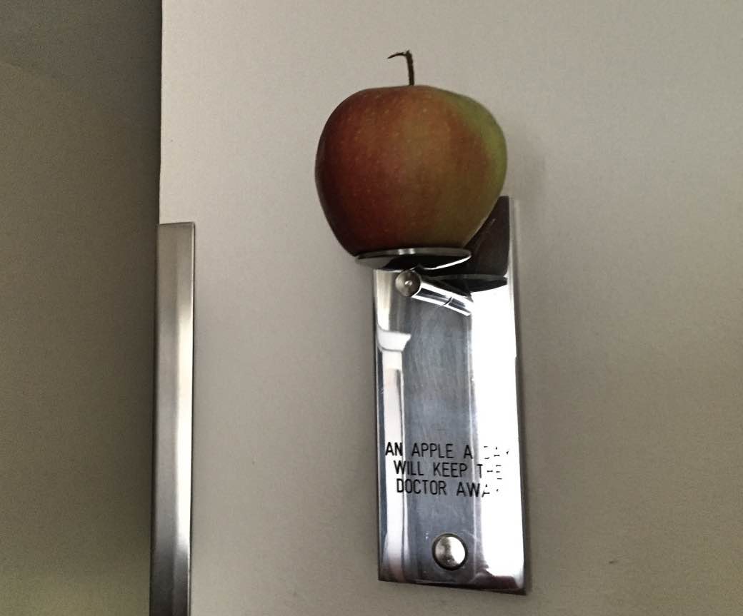 Er zijn kunstenaars die vertrouwen op hun 'apple a day keeps the doctor away' . Foto: Elkedagvakantie
